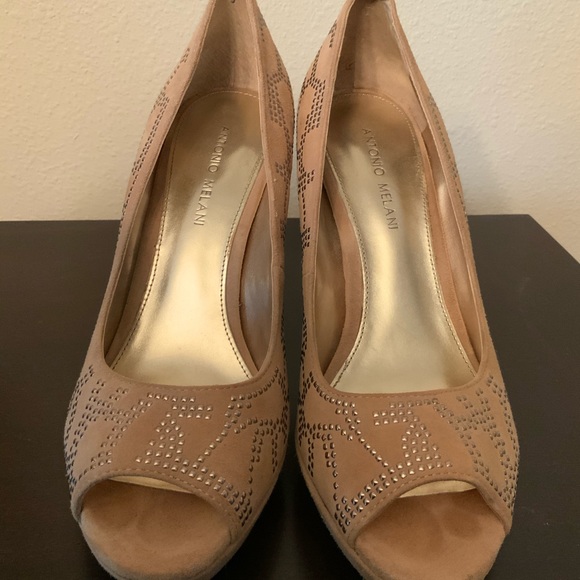 Antonio Melani Tan pumps w/silver studs 9 1/2 - Picture 3 of 3
